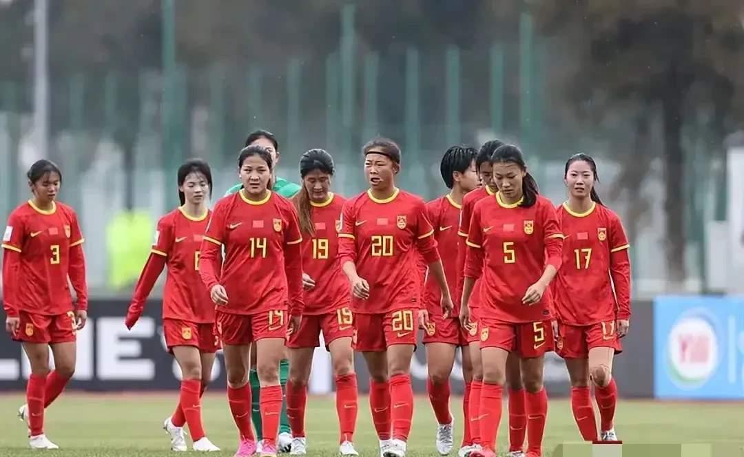 壁球比赛中选手的默契配合令人惊叹